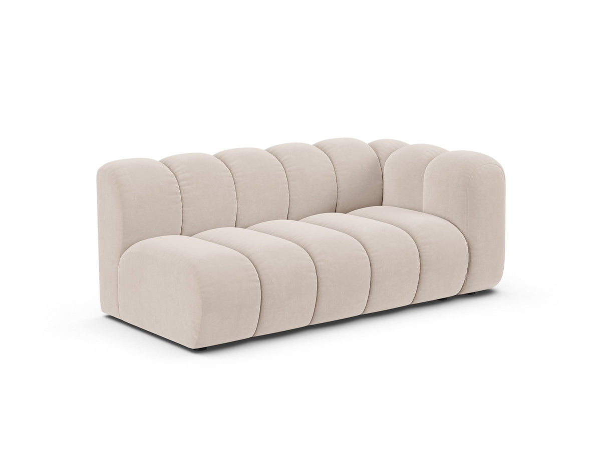 Lupine Dreisitzer von Micadoni, modulares Sofa in leichtem Beige mit Venus Samtstoff, schwarzen Kunststoffbeinen und rechter Ausrichtung.