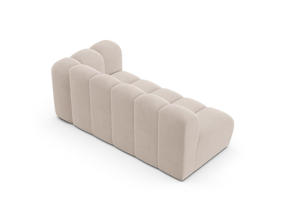 Lupine Dreisitzer von Micadoni, modulares Sofa in leichtem Beige mit Venus Samtstoff, schwarzen Kunststoffbeinen und rechter Ausrichtung.