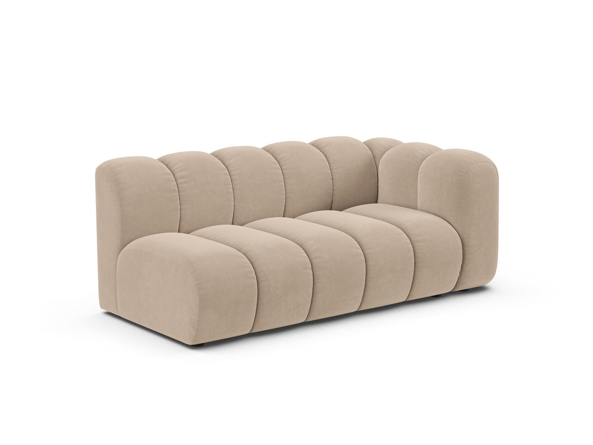 Lupine Dreisitzer von Micadoni, modulares Sofa in leichtem Beige mit Venus Samtstoff, schwarzen Kunststoffbeinen und rechter Ausrichtung.