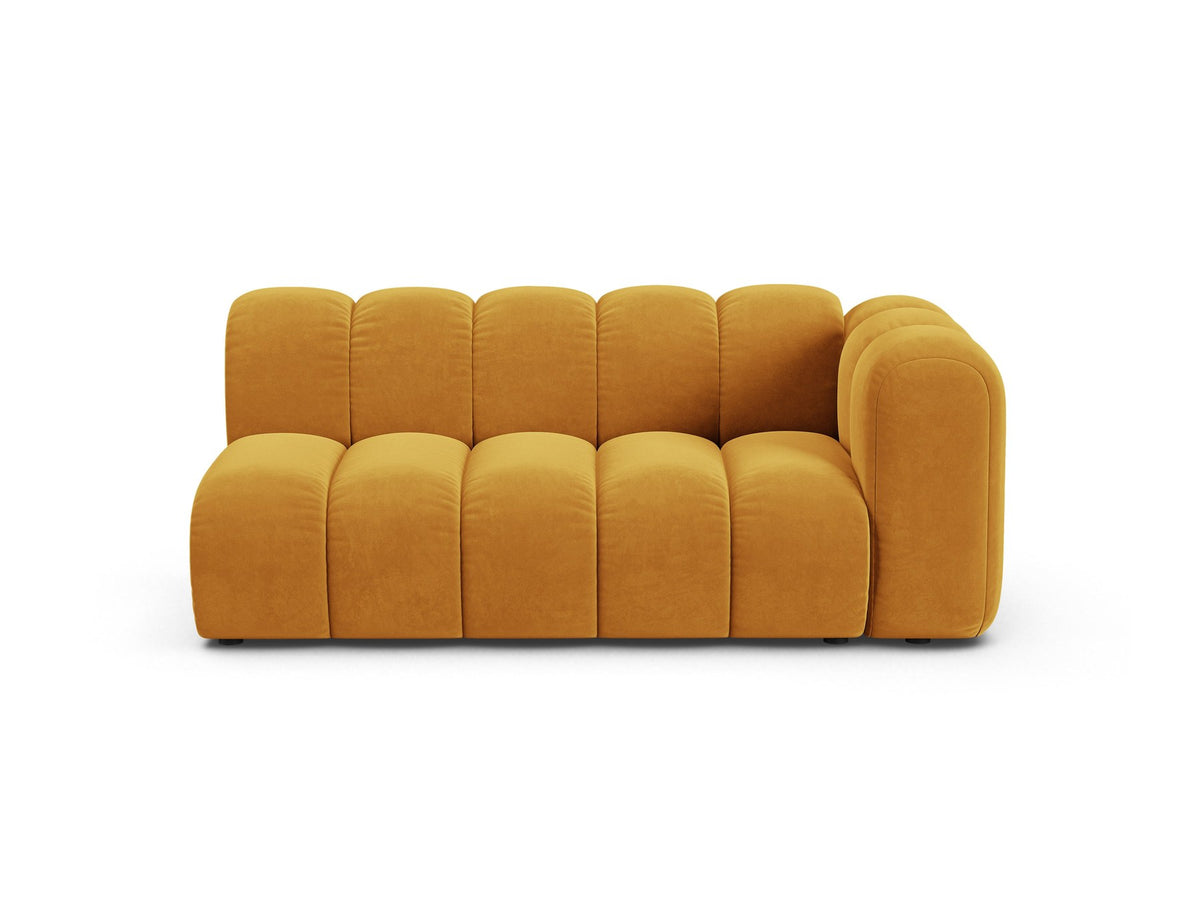 Lupine Dreisitzer von Micadoni, modulares Sofa in leichtem Beige mit Venus Samtstoff, schwarzen Kunststoffbeinen und rechter Ausrichtung.