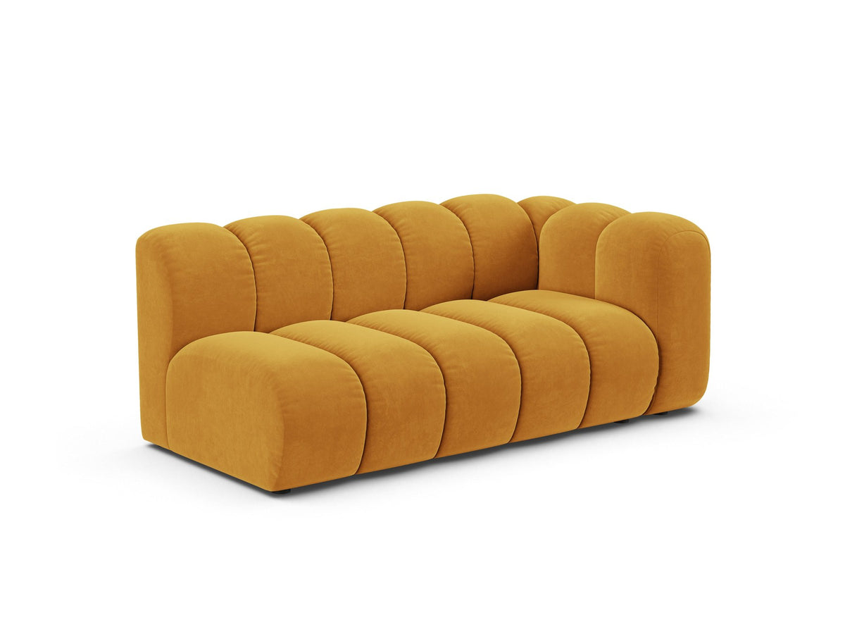 Lupine Dreisitzer von Micadoni, modulares Sofa in leichtem Beige mit Venus Samtstoff, schwarzen Kunststoffbeinen und rechter Ausrichtung.