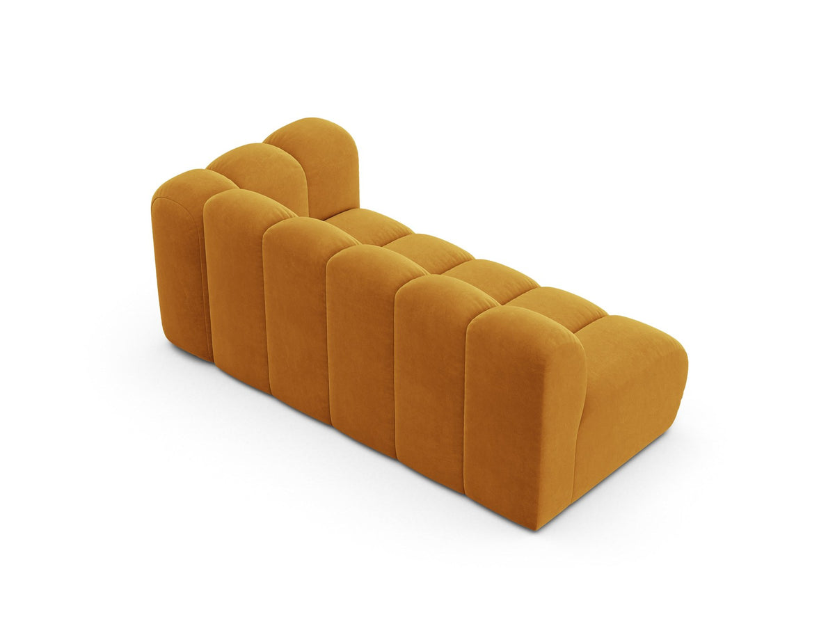 Lupine Dreisitzer von Micadoni, modulares Sofa in leichtem Beige mit Venus Samtstoff, schwarzen Kunststoffbeinen und rechter Ausrichtung.