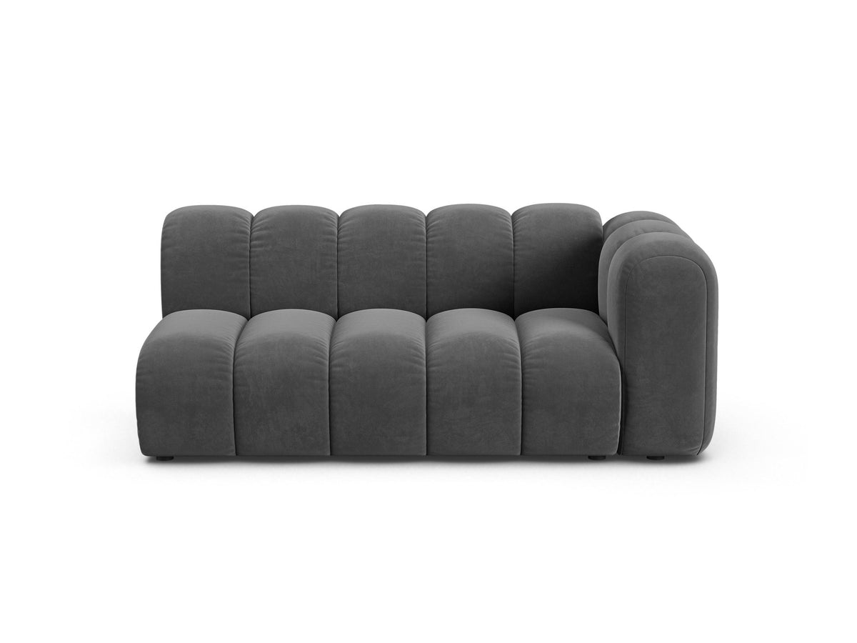 Lupine Dreisitzer von Micadoni, modulares Sofa in leichtem Beige mit Venus Samtstoff, schwarzen Kunststoffbeinen und rechter Ausrichtung.