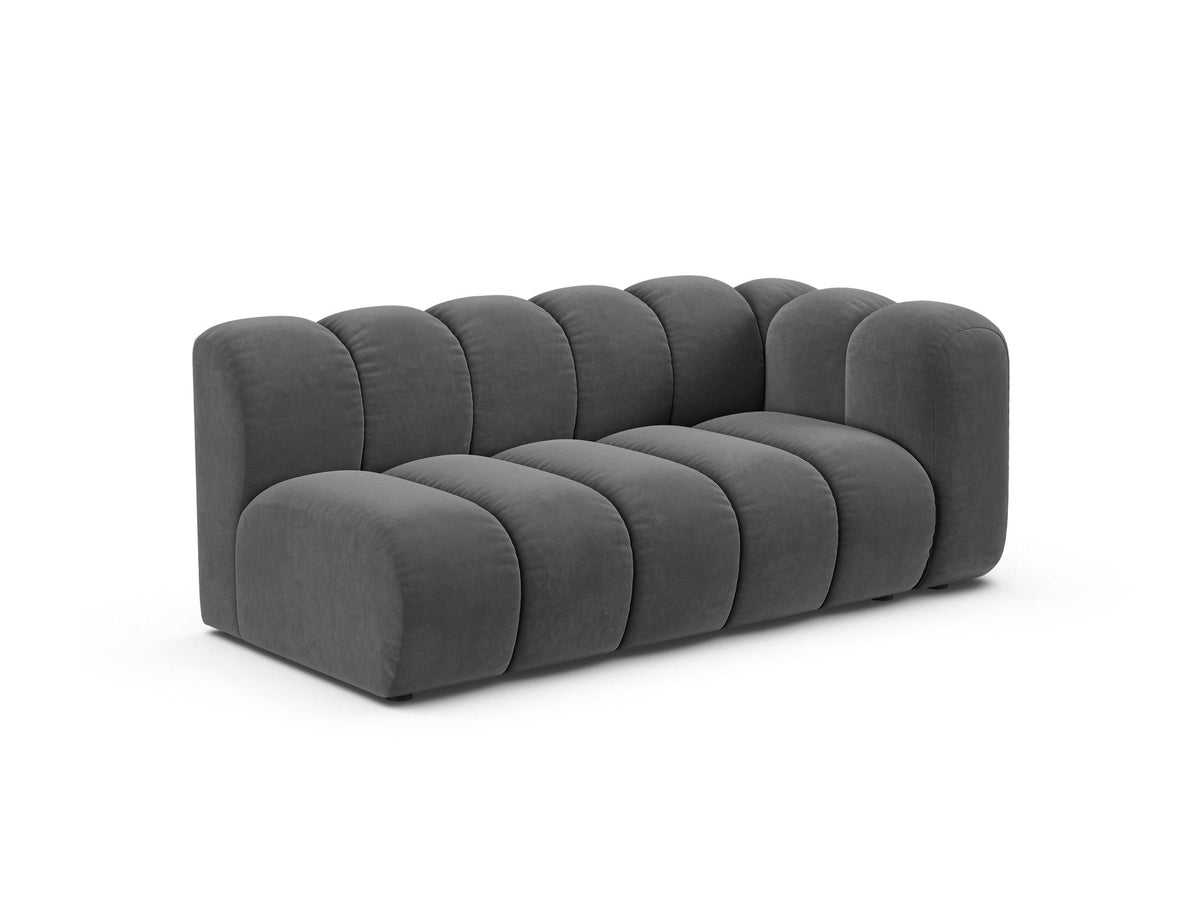 Lupine Dreisitzer von Micadoni, modulares Sofa in leichtem Beige mit Venus Samtstoff, schwarzen Kunststoffbeinen und rechter Ausrichtung.