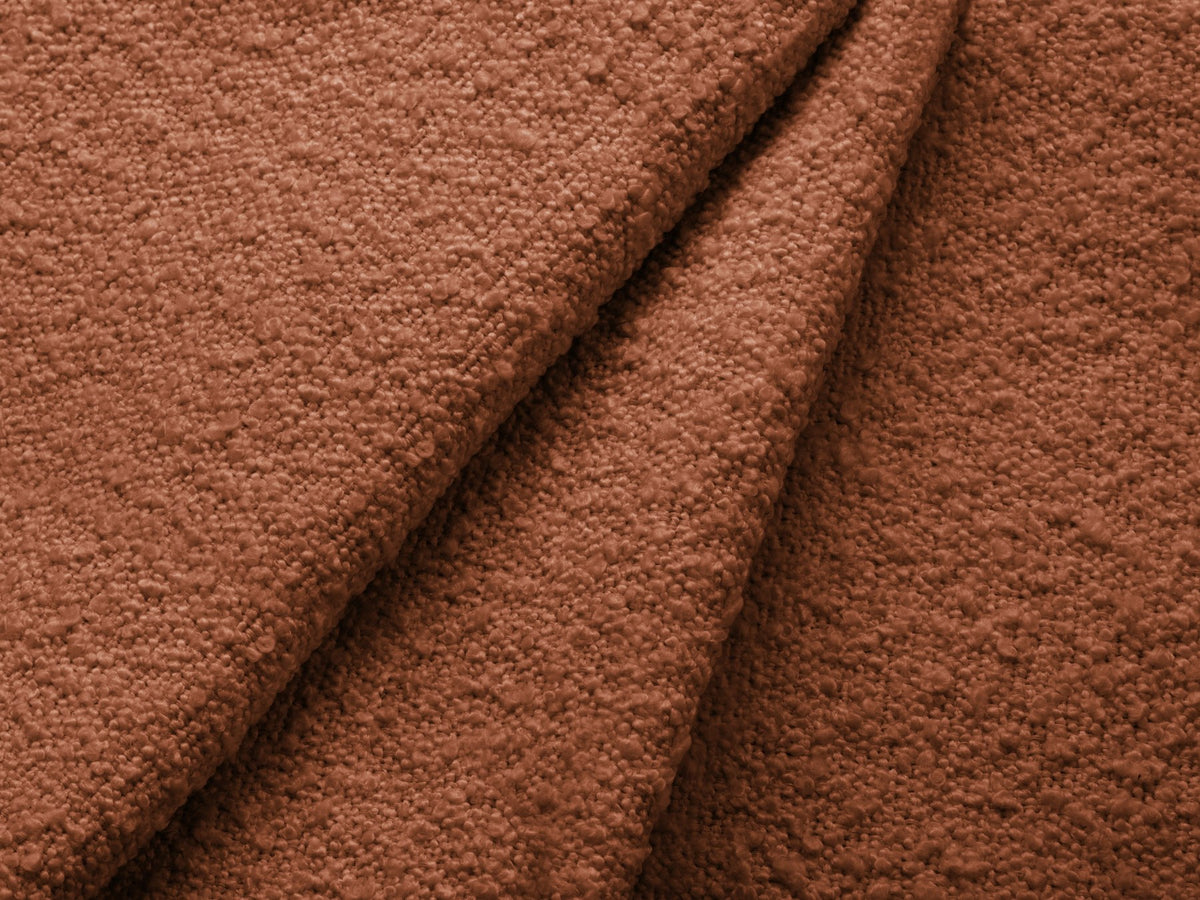 Weisses 3er Sofa Kate von Micadoni mit Bouclé-Stoffbezug, schwarzen Kunststoffbeinen und modularem Aufbau, Frontalansicht.