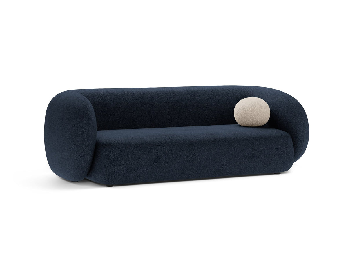 Weisses 3er Sofa Kate von Micadoni mit Bouclé-Stoffbezug, schwarzen Kunststoffbeinen und modularem Aufbau, Frontalansicht.
