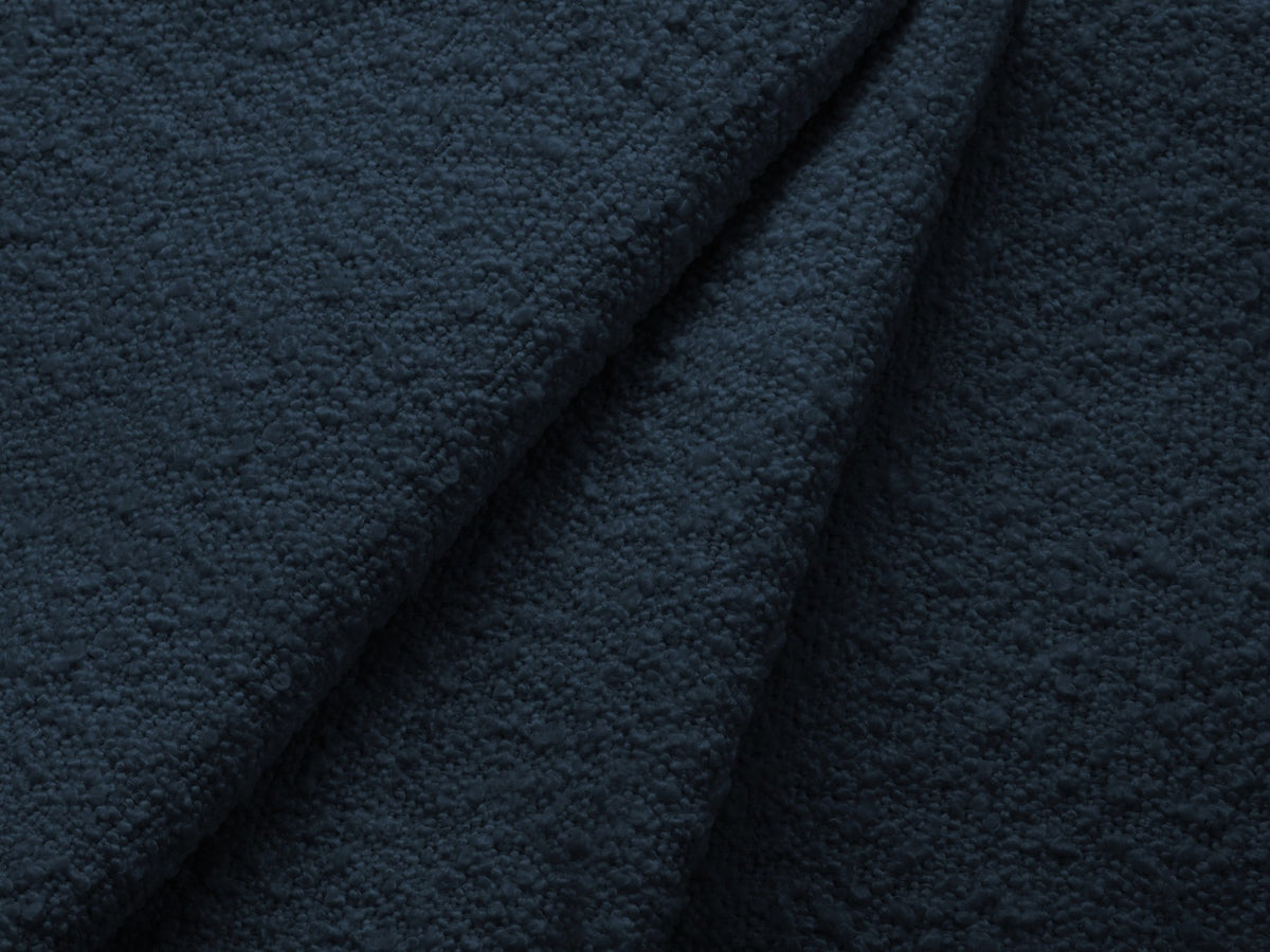 Weisses 3er Sofa Kate von Micadoni mit Bouclé-Stoffbezug, schwarzen Kunststoffbeinen und modularem Aufbau, Frontalansicht.