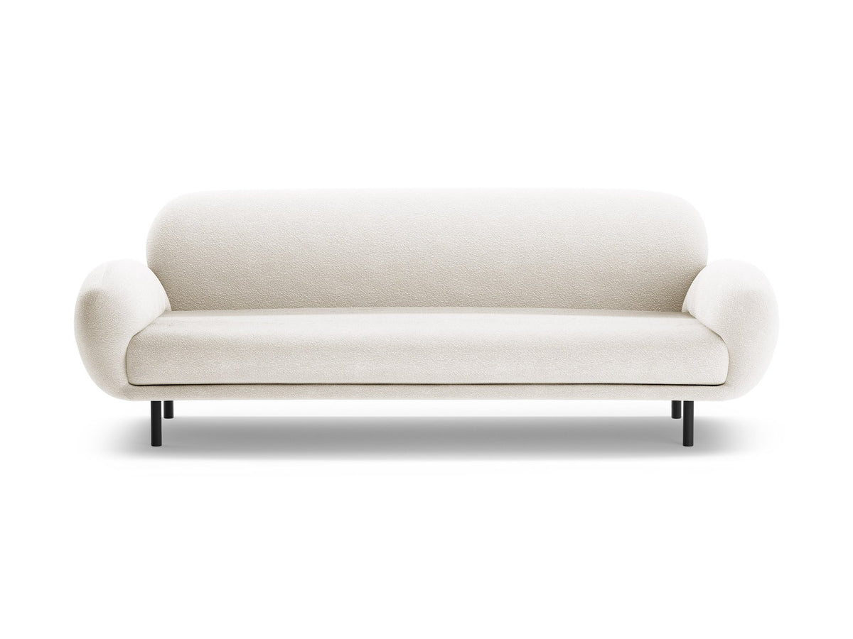 Weisses 3er Sofa Poppy von Micadoni mit strukturiertem Bouclé-Stoff, abgerundeter Silhouette und schlanken schwarzen Metallbeinen.