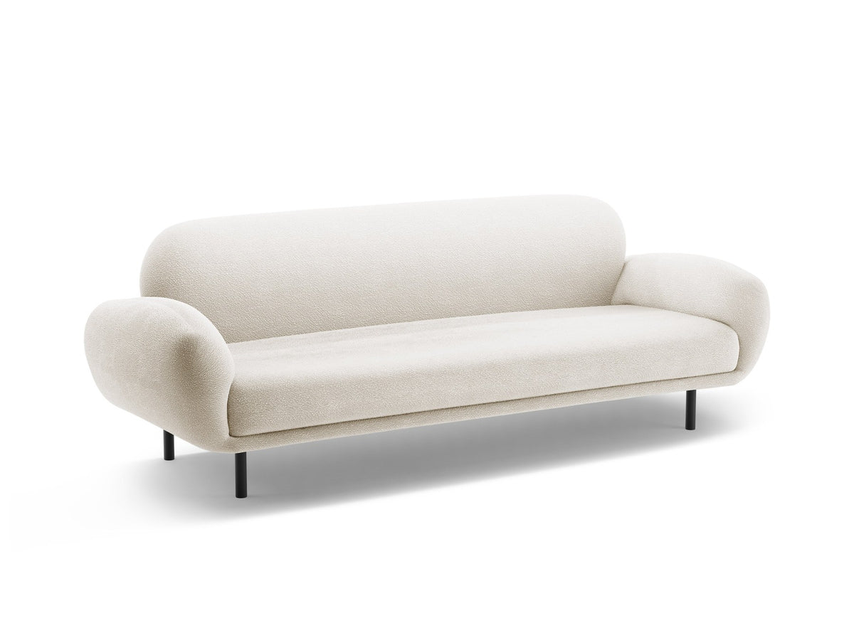 Weisses 3er Sofa Poppy von Micadoni mit strukturiertem Bouclé-Stoff, abgerundeter Silhouette und schlanken schwarzen Metallbeinen.