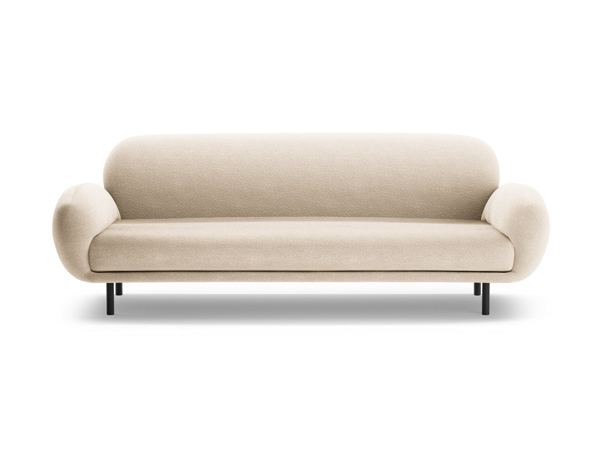 Weisses 3er Sofa Poppy von Micadoni mit strukturiertem Bouclé-Stoff, abgerundeter Silhouette und schlanken schwarzen Metallbeinen.