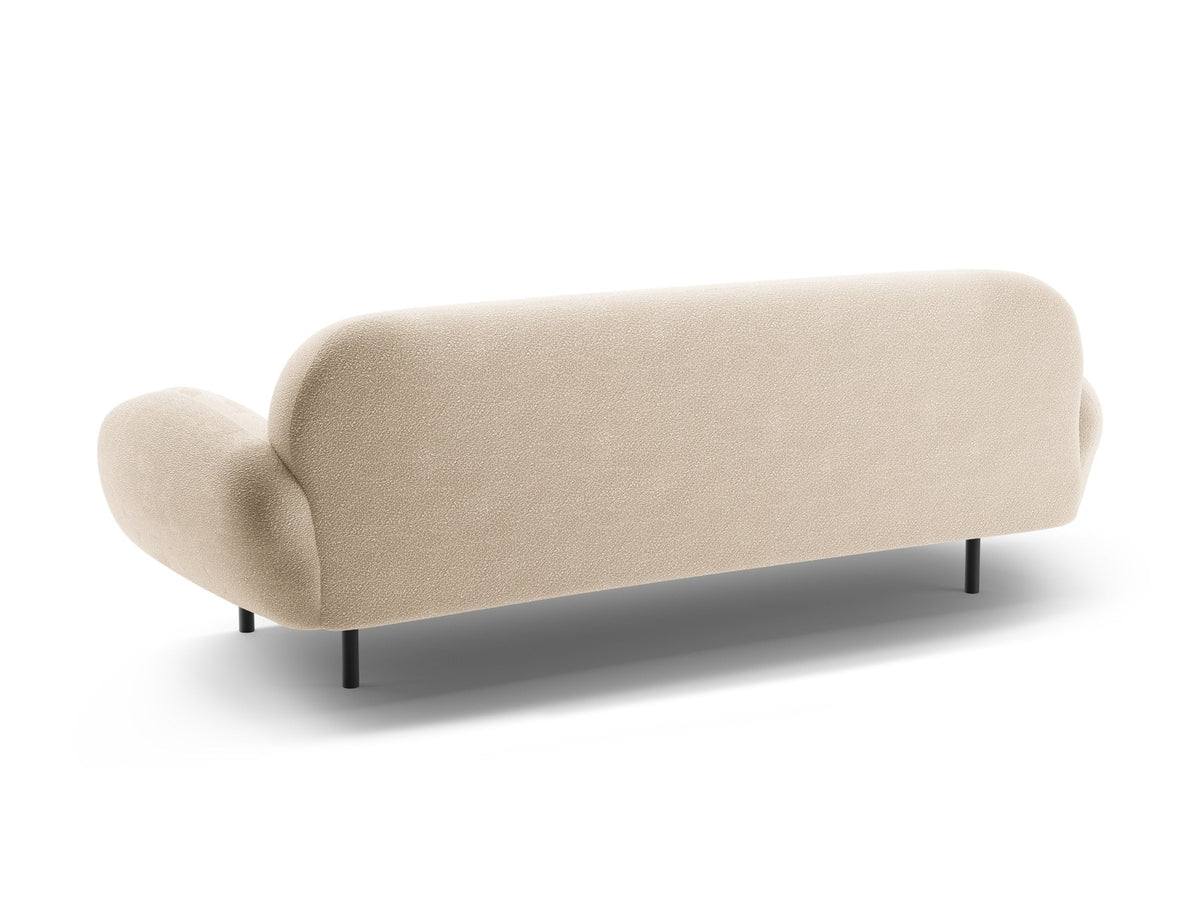 Weisses 3er Sofa Poppy von Micadoni mit strukturiertem Bouclé-Stoff, abgerundeter Silhouette und schlanken schwarzen Metallbeinen.