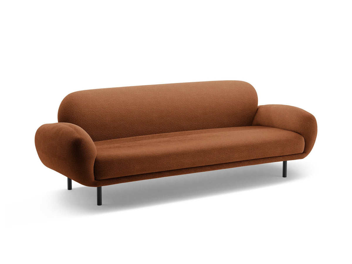 Weisses 3er Sofa Poppy von Micadoni mit strukturiertem Bouclé-Stoff, abgerundeter Silhouette und schlanken schwarzen Metallbeinen.