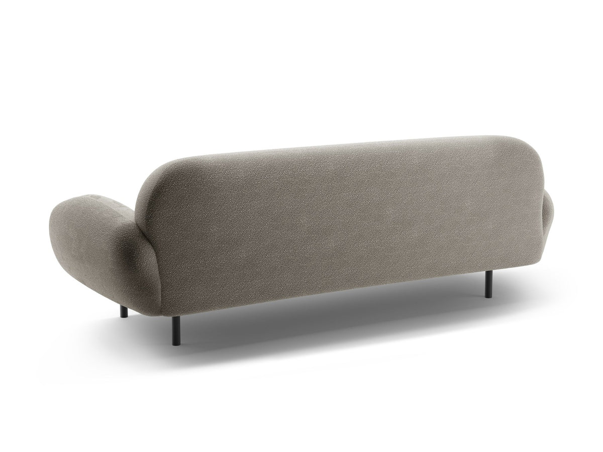 Weisses 3er Sofa Poppy von Micadoni mit strukturiertem Bouclé-Stoff, abgerundeter Silhouette und schlanken schwarzen Metallbeinen.