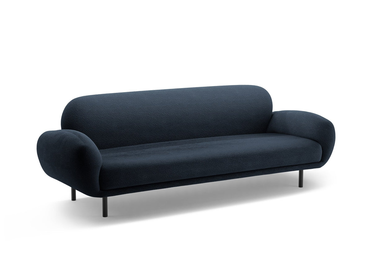 Weisses 3er Sofa Poppy von Micadoni mit strukturiertem Bouclé-Stoff, abgerundeter Silhouette und schlanken schwarzen Metallbeinen.