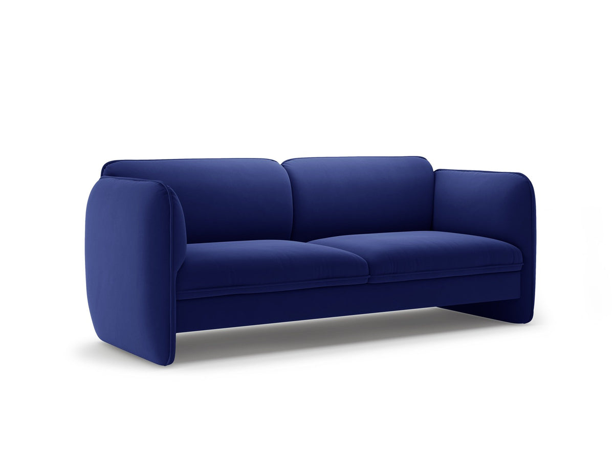 Kobaltblaues 3er Sofa Georgia von Micadoni mit Samtvelours-Bezug, schwarzen Kunststoffbeinen und gepolsterten Armlehnen als Sitzfläche.