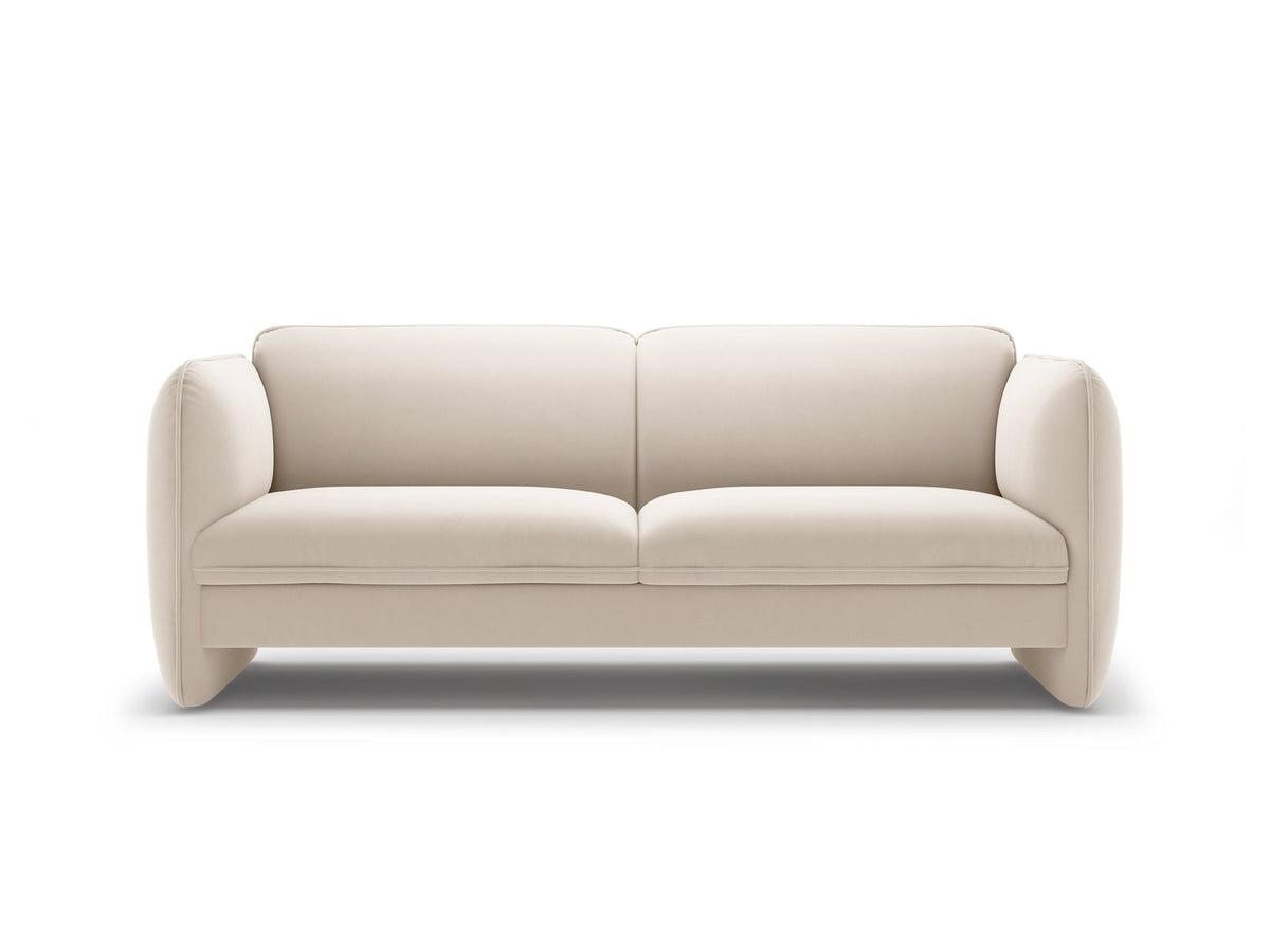 Kobaltblaues 3er Sofa Georgia von Micadoni mit Samtvelours-Bezug, schwarzen Kunststoffbeinen und gepolsterten Armlehnen als Sitzfläche.