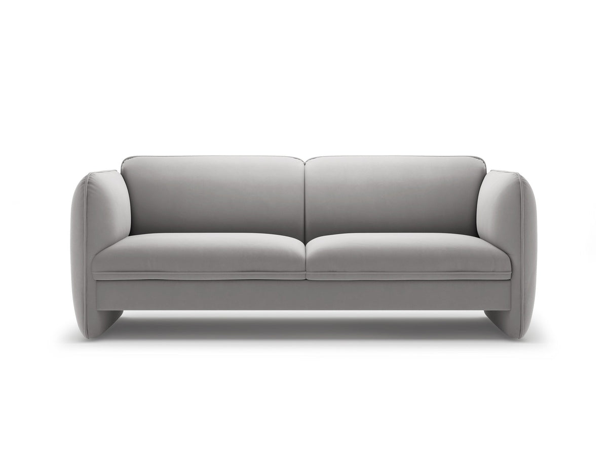 Kobaltblaues 3er Sofa Georgia von Micadoni mit Samtvelours-Bezug, schwarzen Kunststoffbeinen und gepolsterten Armlehnen als Sitzfläche.