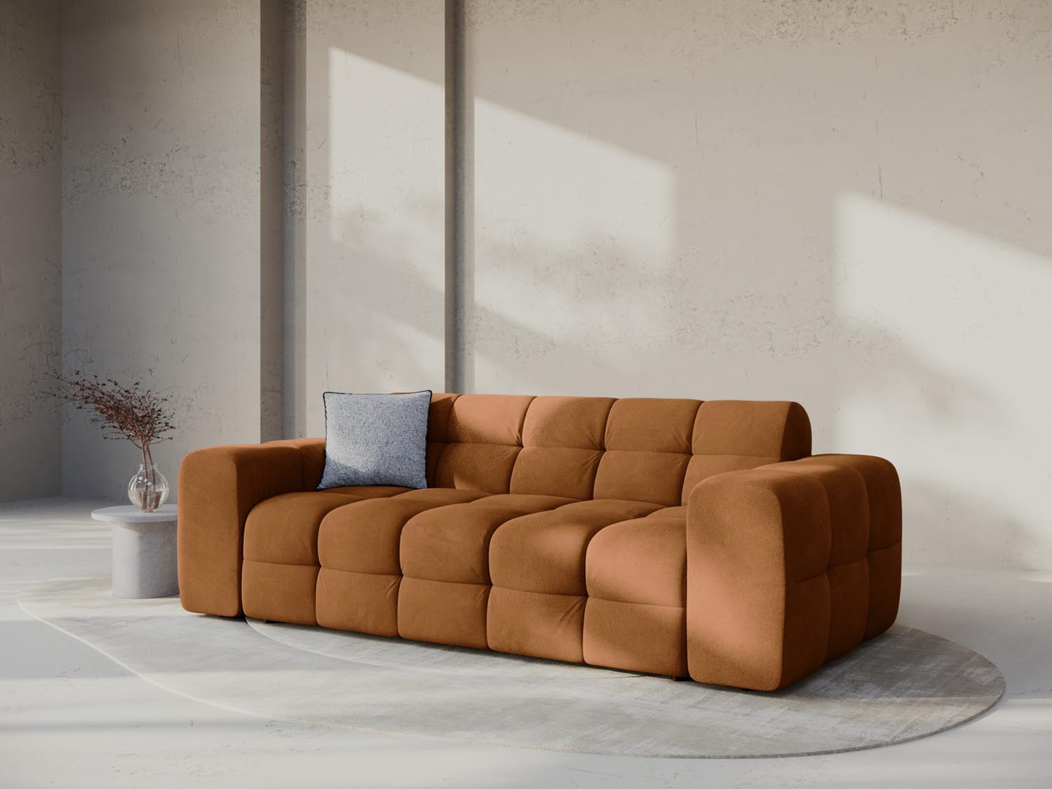Elegantes Kendal Velour Sofa in Camel, 3-Sitzer von Micadoni, ideal für stilvolle Wohnräume und gemütliche Abende.