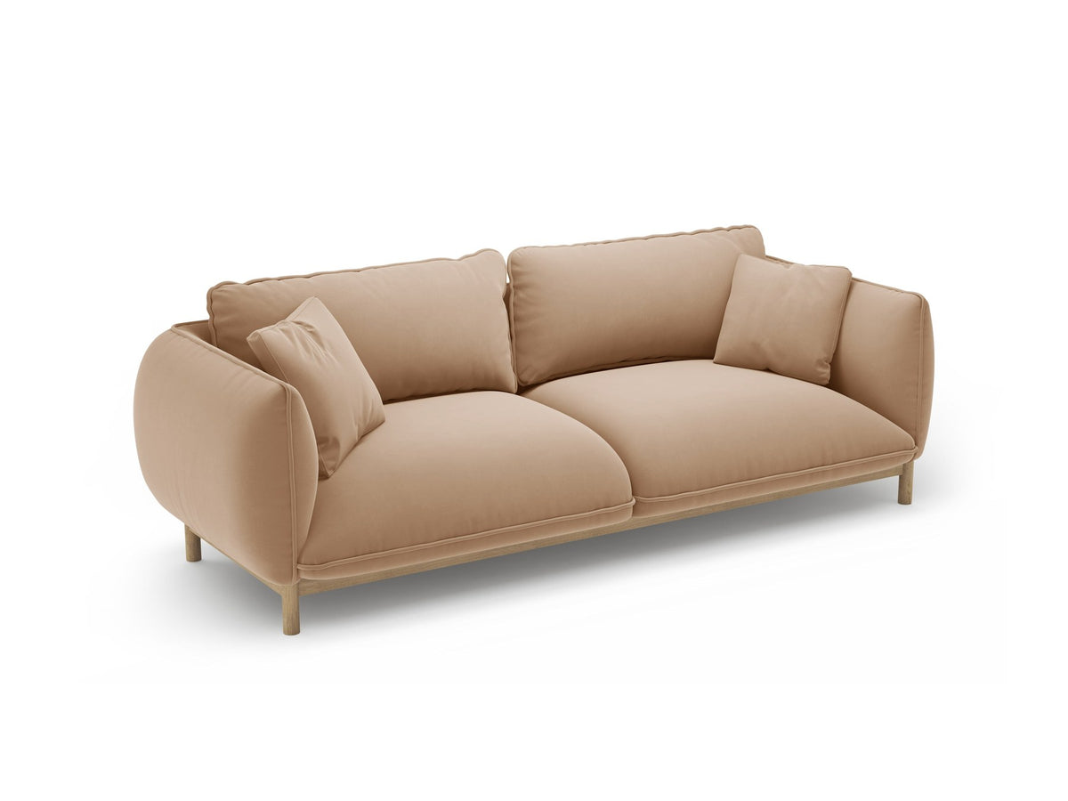 Dreisitzer-Sofa Ada von Micadoni mit geschwungener Form, Casino-Velours-Bezug in Mandel Beige und Buchenholzbeinen.