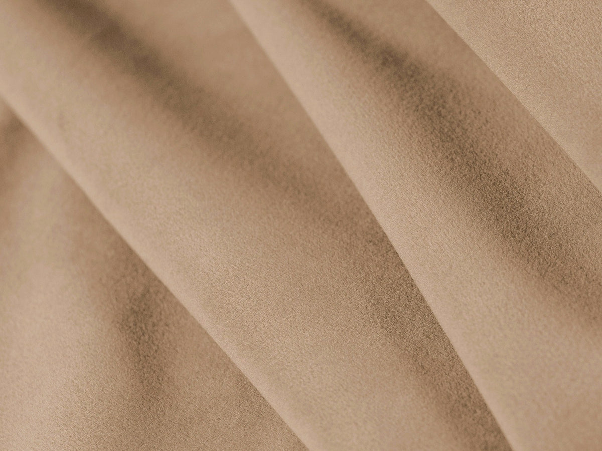 Dreisitzer-Sofa Ada von Micadoni mit geschwungener Form, Casino-Velours-Bezug in Mandel Beige und Buchenholzbeinen.