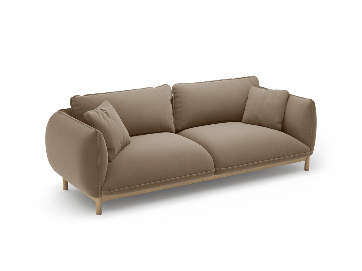 Dreisitzer-Sofa Ada von Micadoni mit geschwungener Form, Casino-Velours-Bezug in Mandel Beige und Buchenholzbeinen.
