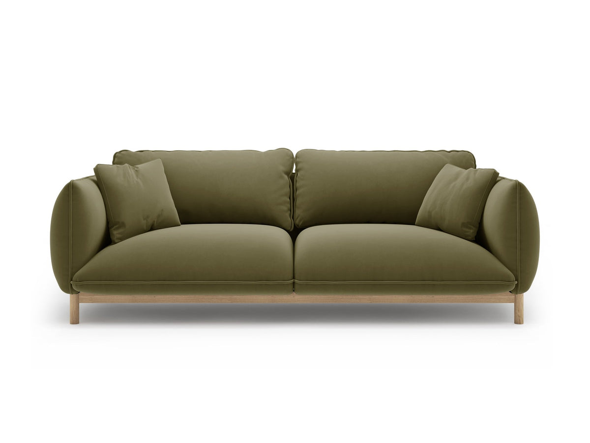 Dreisitzer-Sofa Ada von Micadoni mit geschwungener Form, Casino-Velours-Bezug in Mandel Beige und Buchenholzbeinen.