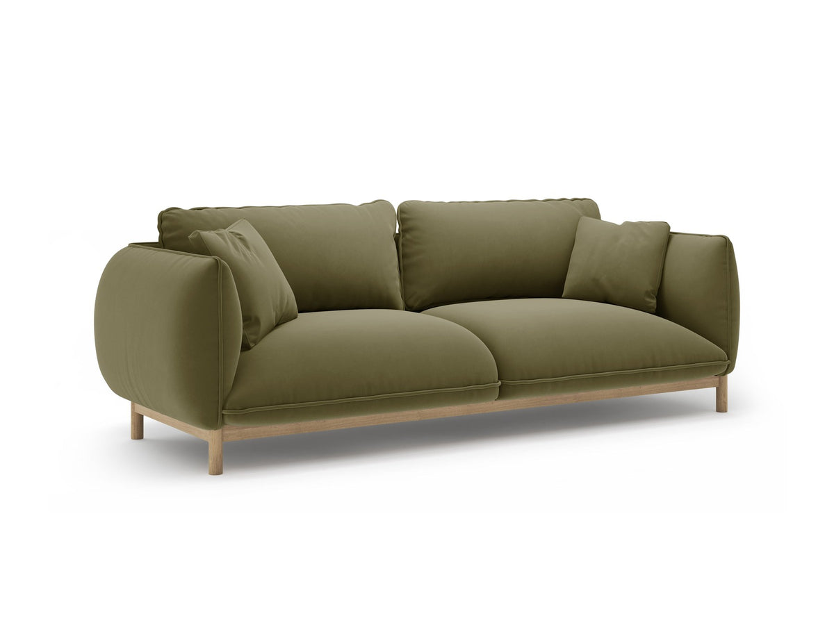 Dreisitzer-Sofa Ada von Micadoni mit geschwungener Form, Casino-Velours-Bezug in Mandel Beige und Buchenholzbeinen.