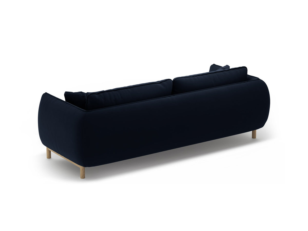 Dreisitzer-Sofa Ada von Micadoni mit geschwungener Form, Casino-Velours-Bezug in Mandel Beige und Buchenholzbeinen.