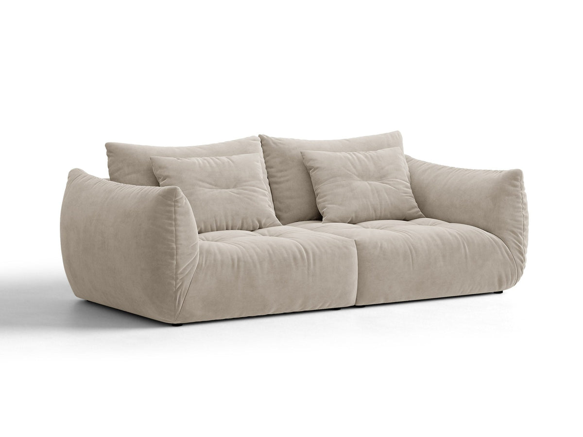 Beige gepolstertes 3er Sofa Bloom von Micadoni mit Veloursstoff Casino Pearl, schwarzen Kunststoffbeinen und grossen Rückenkissen.
