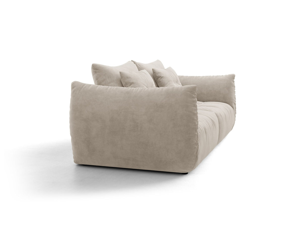 Beige gepolstertes 3er Sofa Bloom von Micadoni mit Veloursstoff Casino Pearl, schwarzen Kunststoffbeinen und grossen Rückenkissen.