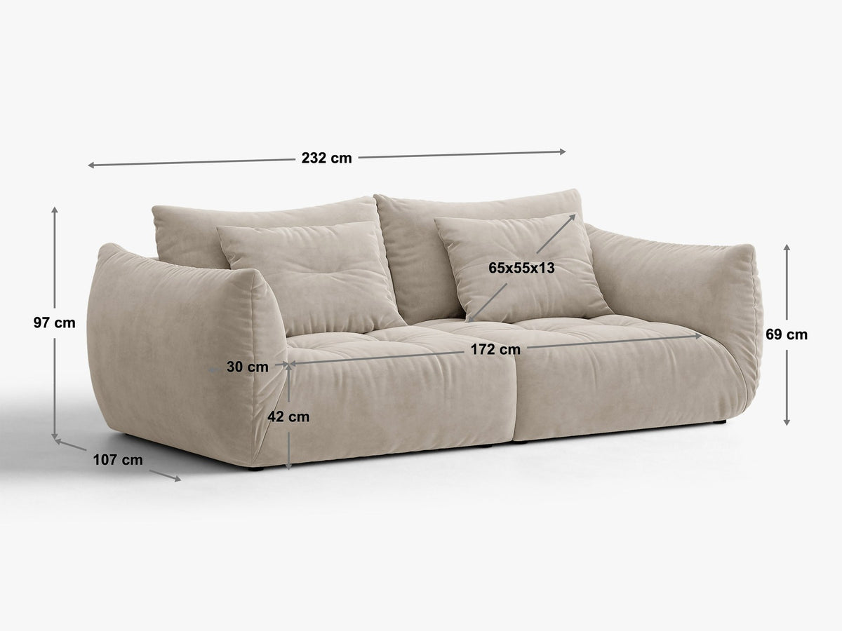 Beige gepolstertes 3er Sofa Bloom von Micadoni mit Veloursstoff Casino Pearl, schwarzen Kunststoffbeinen und grossen Rückenkissen.