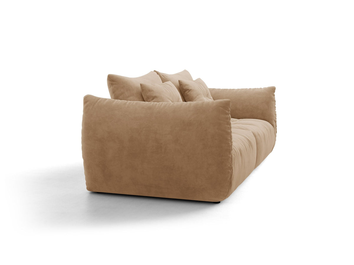 Beige gepolstertes 3er Sofa Bloom von Micadoni mit Veloursstoff Casino Pearl, schwarzen Kunststoffbeinen und grossen Rückenkissen.