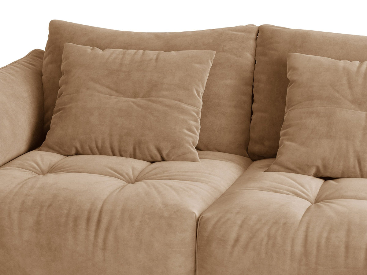 Beige gepolstertes 3er Sofa Bloom von Micadoni mit Veloursstoff Casino Pearl, schwarzen Kunststoffbeinen und grossen Rückenkissen.