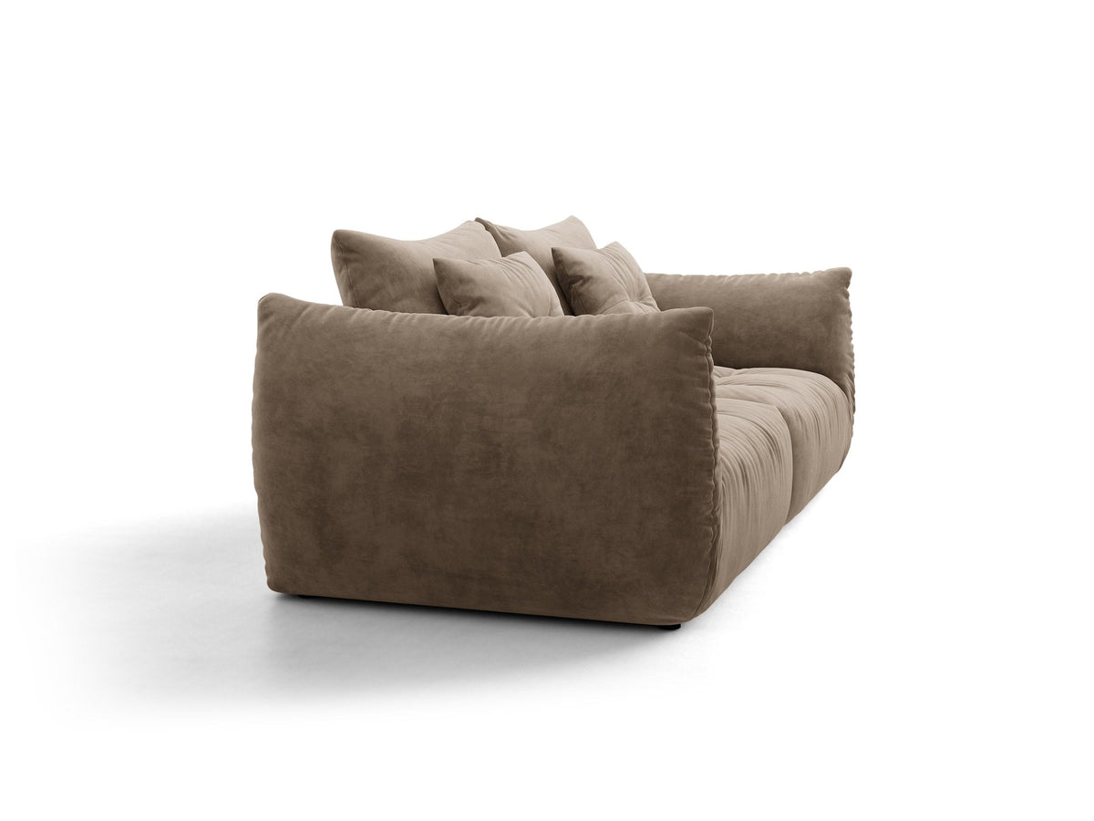 Beige gepolstertes 3er Sofa Bloom von Micadoni mit Veloursstoff Casino Pearl, schwarzen Kunststoffbeinen und grossen Rückenkissen.