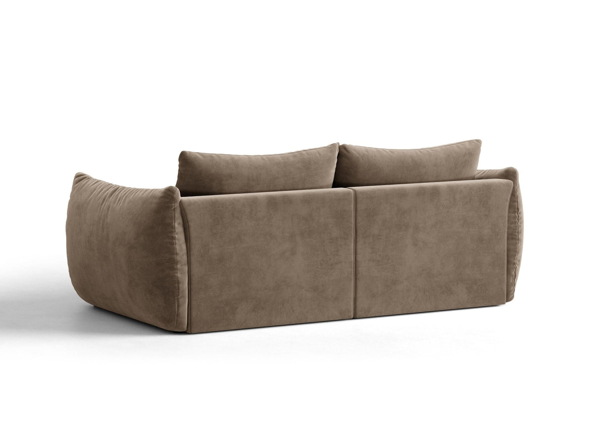 Beige gepolstertes 3er Sofa Bloom von Micadoni mit Veloursstoff Casino Pearl, schwarzen Kunststoffbeinen und grossen Rückenkissen.