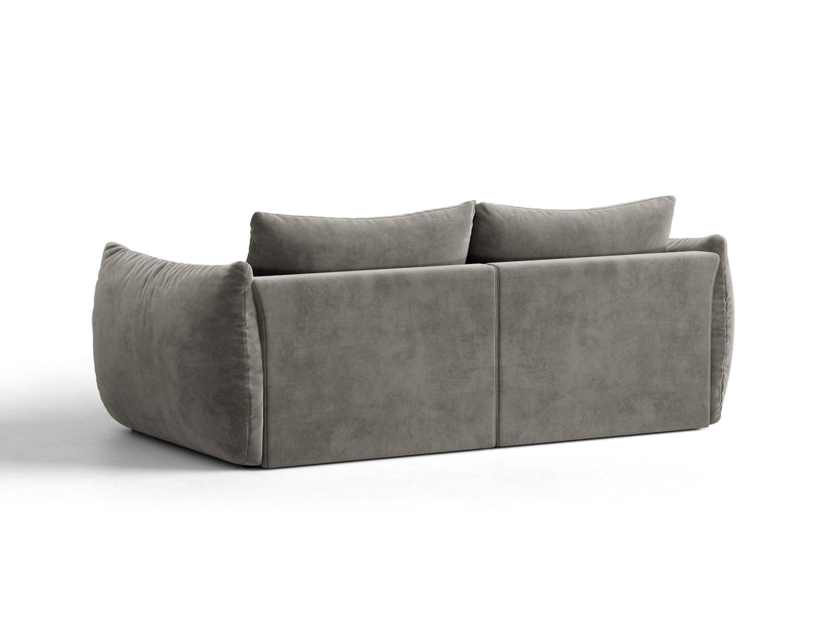 Beige gepolstertes 3er Sofa Bloom von Micadoni mit Veloursstoff Casino Pearl, schwarzen Kunststoffbeinen und grossen Rückenkissen.