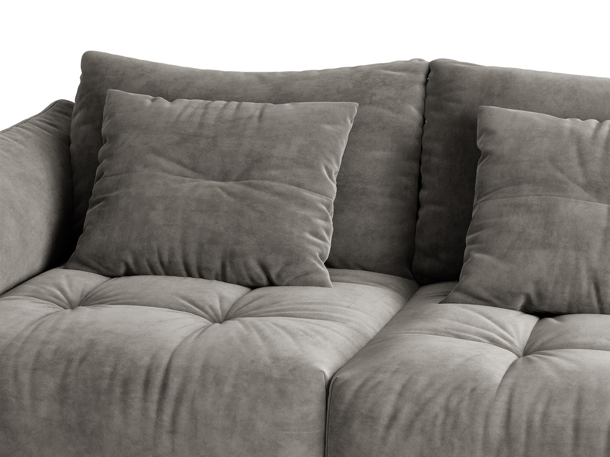 Beige gepolstertes 3er Sofa Bloom von Micadoni mit Veloursstoff Casino Pearl, schwarzen Kunststoffbeinen und grossen Rückenkissen.