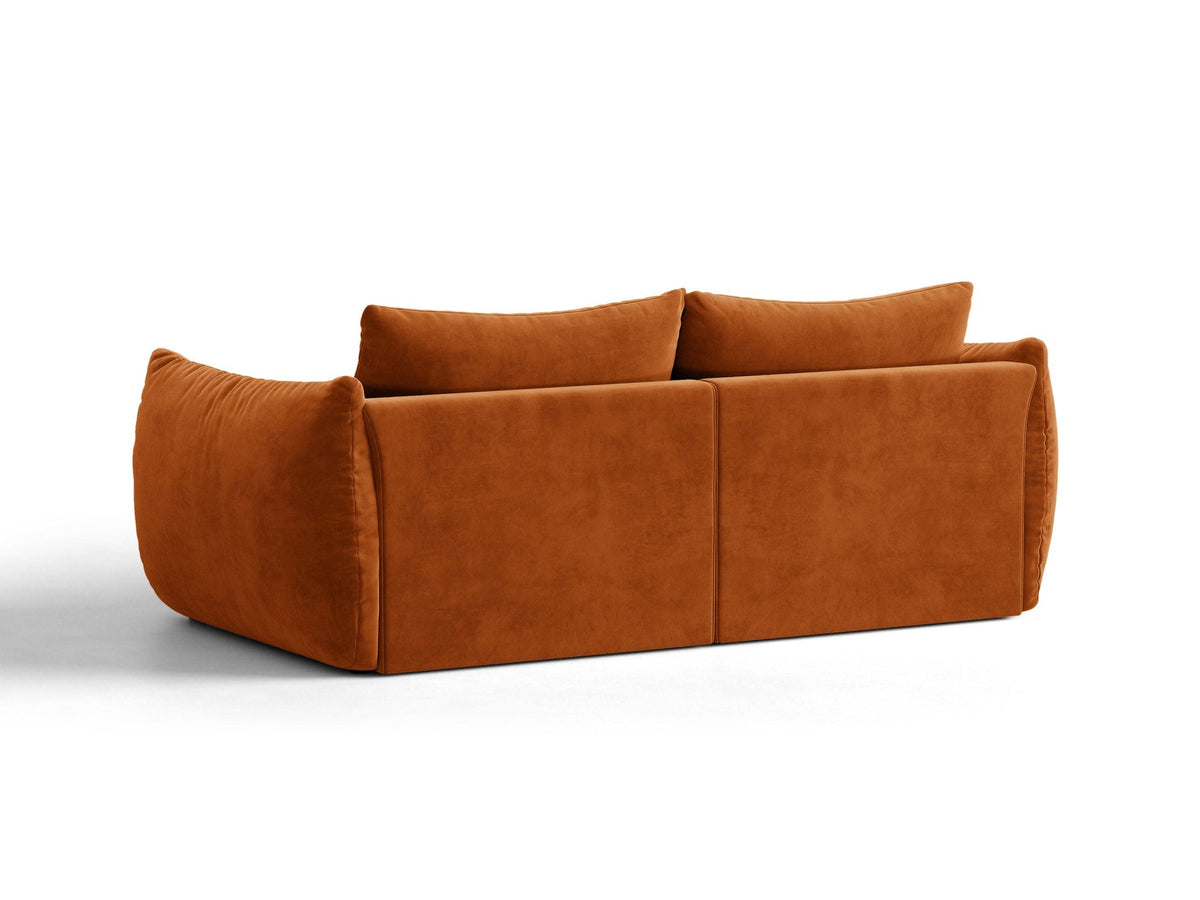 Beige gepolstertes 3er Sofa Bloom von Micadoni mit Veloursstoff Casino Pearl, schwarzen Kunststoffbeinen und grossen Rückenkissen.