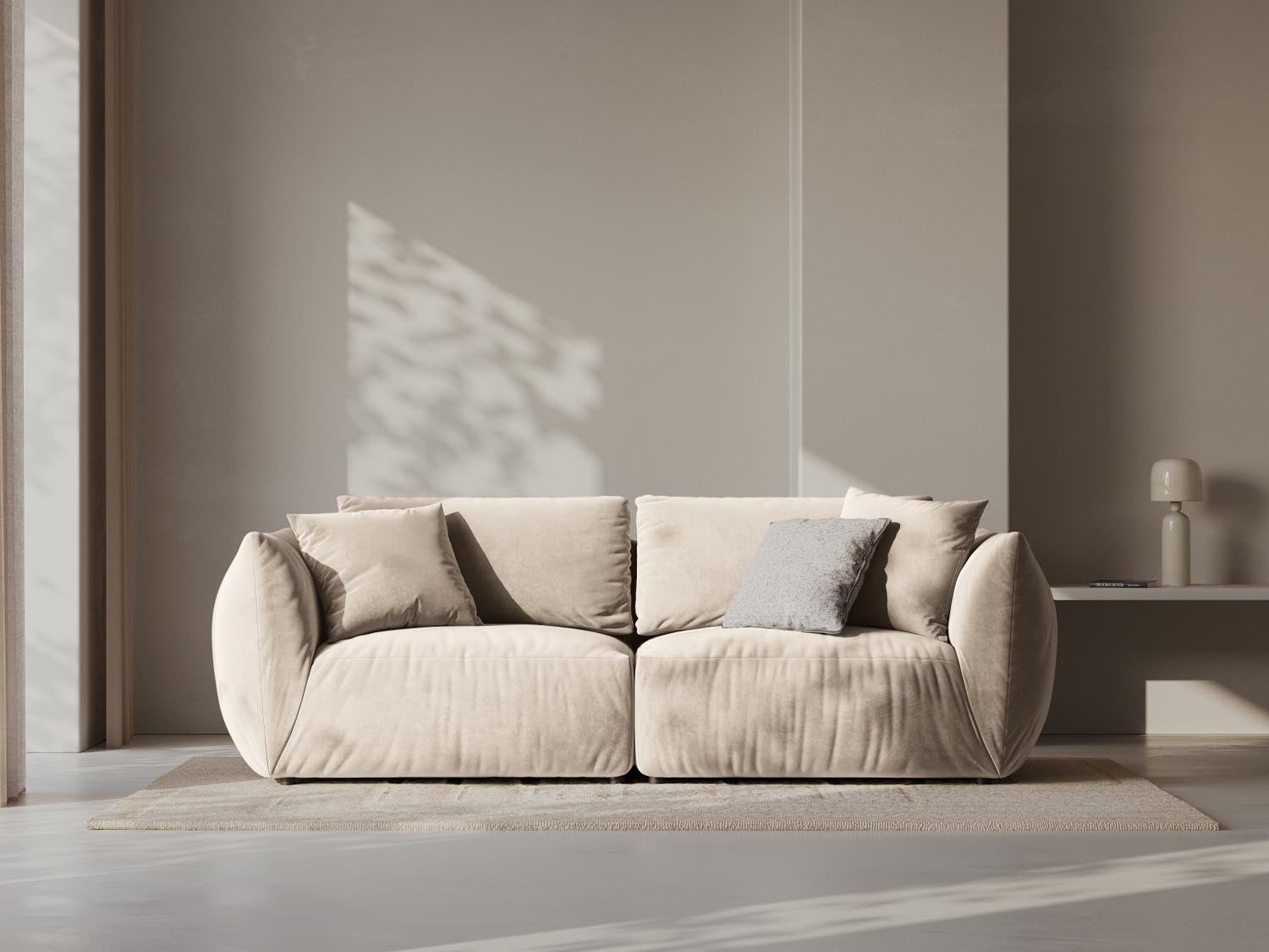 Elegantes Chris Velour Modular Sofa in Ecru-Casino, ideal für stilvolle Wohnräume. Komfort und modernes Design vereint.
