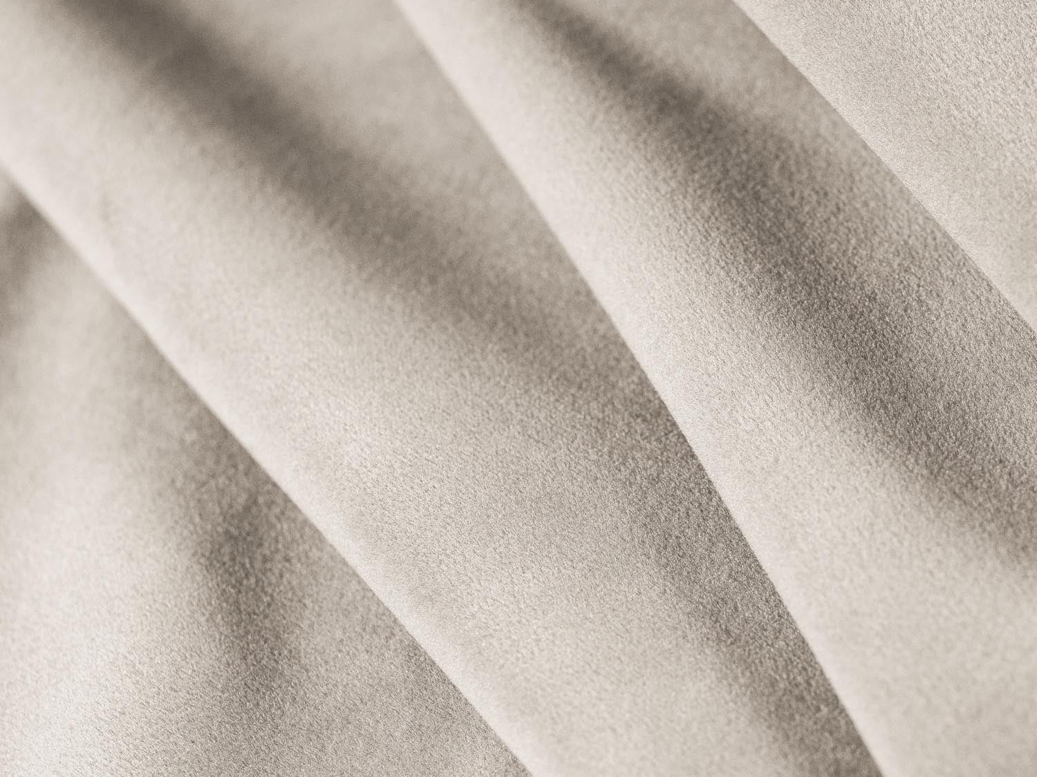 Elegantes 3-Sitzer Sofa Molino aus luxuriösem Velours in sanftem Beige, ideal für gemütliche Abende und stilvolle Einrichtung.