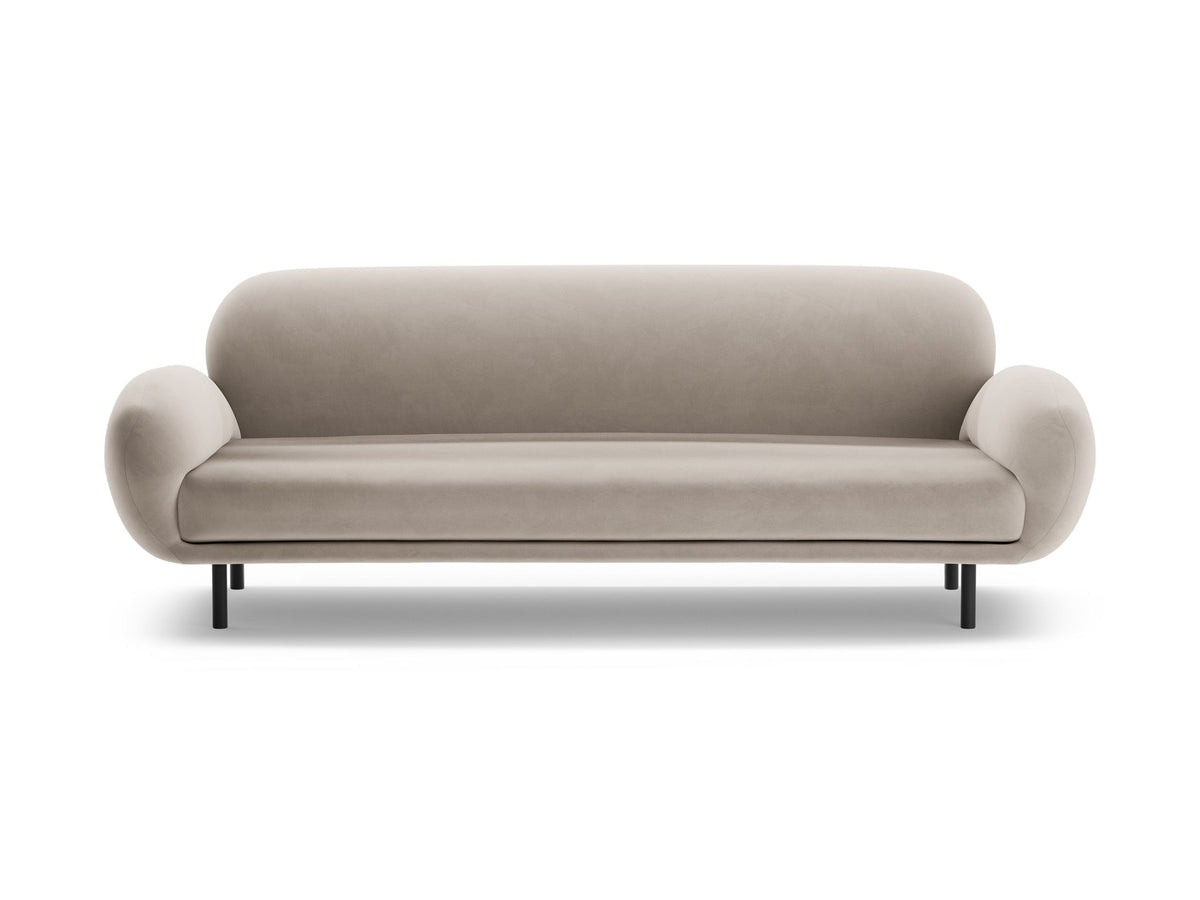 Weisses 3er Sofa Poppy von Micadoni mit strukturiertem Bouclé-Stoff, abgerundeter Silhouette und schlanken schwarzen Metallbeinen.