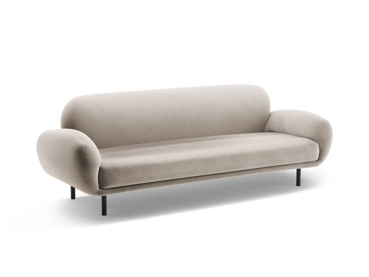 Weisses 3er Sofa Poppy von Micadoni mit strukturiertem Bouclé-Stoff, abgerundeter Silhouette und schlanken schwarzen Metallbeinen.