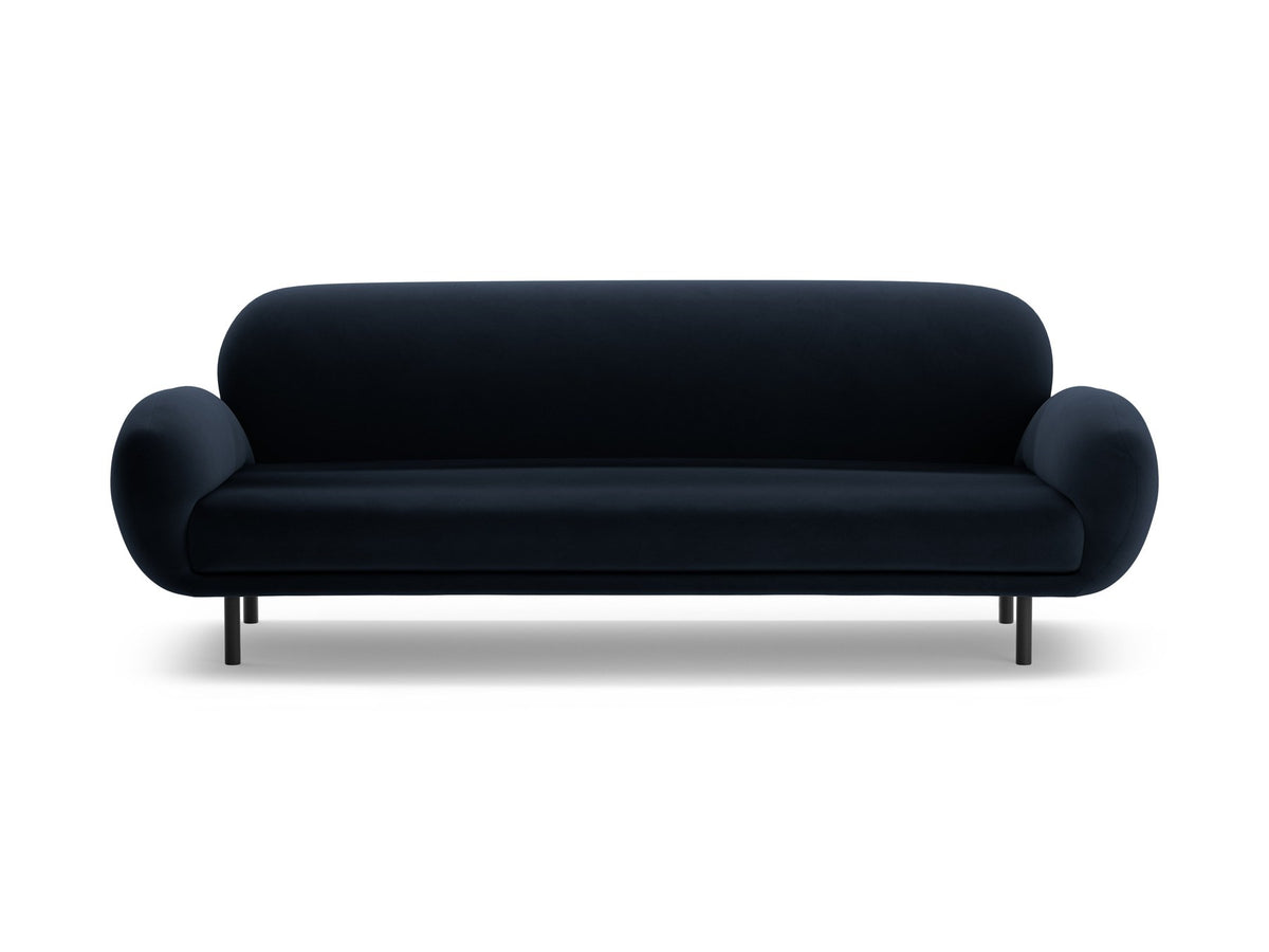 Weisses 3er Sofa Poppy von Micadoni mit strukturiertem Bouclé-Stoff, abgerundeter Silhouette und schlanken schwarzen Metallbeinen.