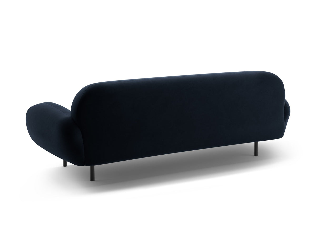 Weisses 3er Sofa Poppy von Micadoni mit strukturiertem Bouclé-Stoff, abgerundeter Silhouette und schlanken schwarzen Metallbeinen.