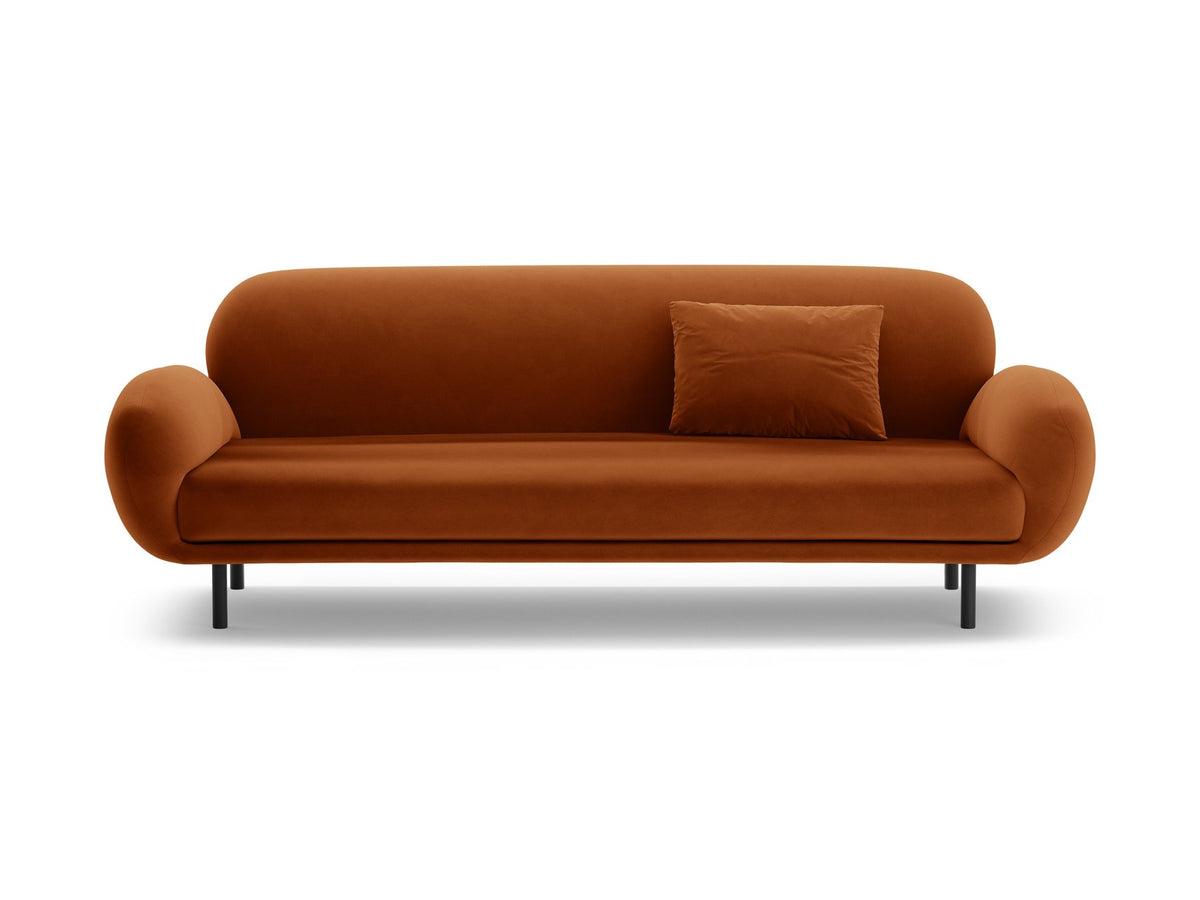 Weisses 3er Sofa Poppy von Micadoni mit strukturiertem Bouclé-Stoff, abgerundeter Silhouette und schlanken schwarzen Metallbeinen.