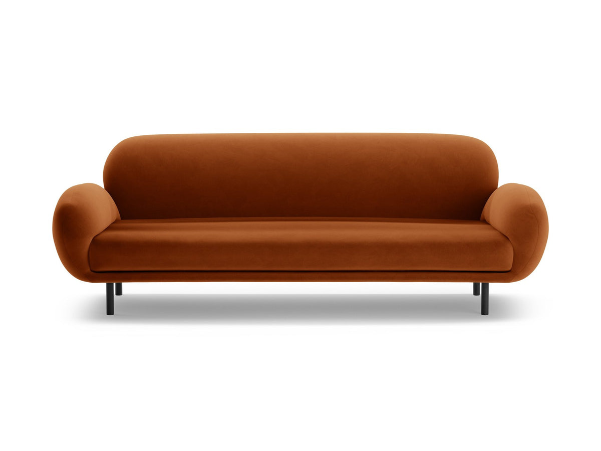 Weisses 3er Sofa Poppy von Micadoni mit strukturiertem Bouclé-Stoff, abgerundeter Silhouette und schlanken schwarzen Metallbeinen.
