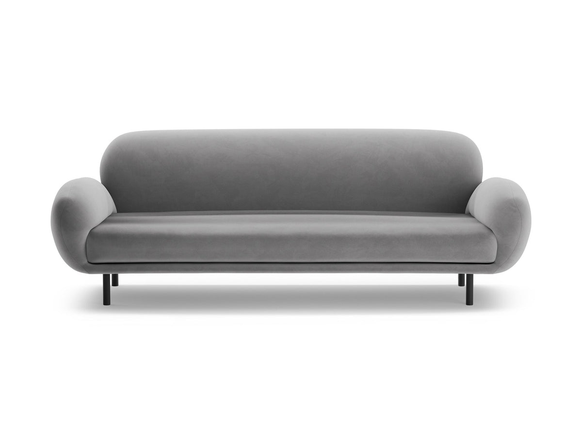Weisses 3er Sofa Poppy von Micadoni mit strukturiertem Bouclé-Stoff, abgerundeter Silhouette und schlanken schwarzen Metallbeinen.