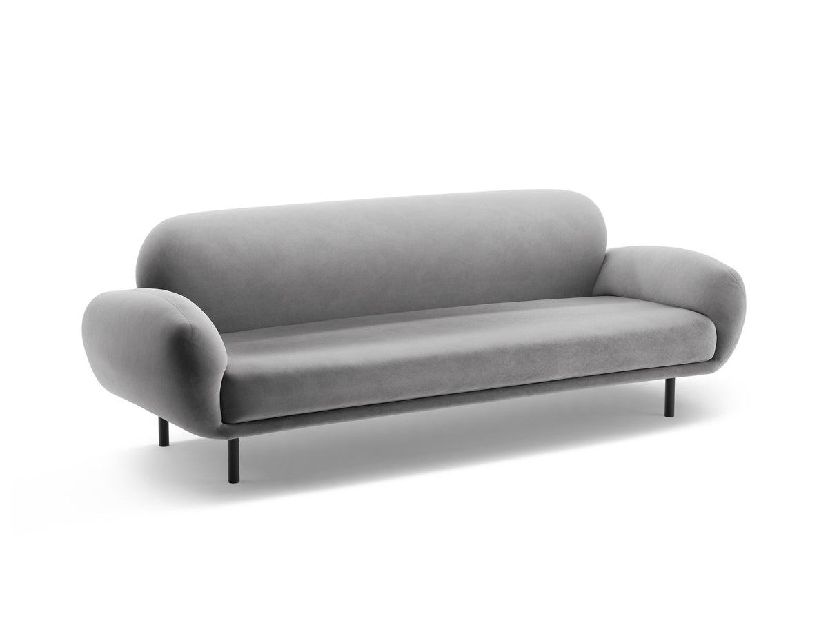 Weisses 3er Sofa Poppy von Micadoni mit strukturiertem Bouclé-Stoff, abgerundeter Silhouette und schlanken schwarzen Metallbeinen.