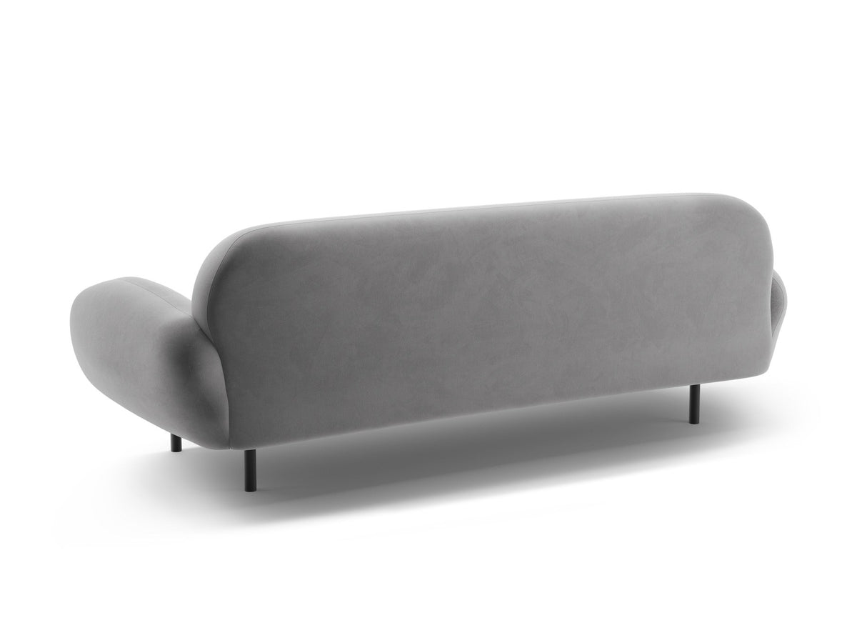 Weisses 3er Sofa Poppy von Micadoni mit strukturiertem Bouclé-Stoff, abgerundeter Silhouette und schlanken schwarzen Metallbeinen.