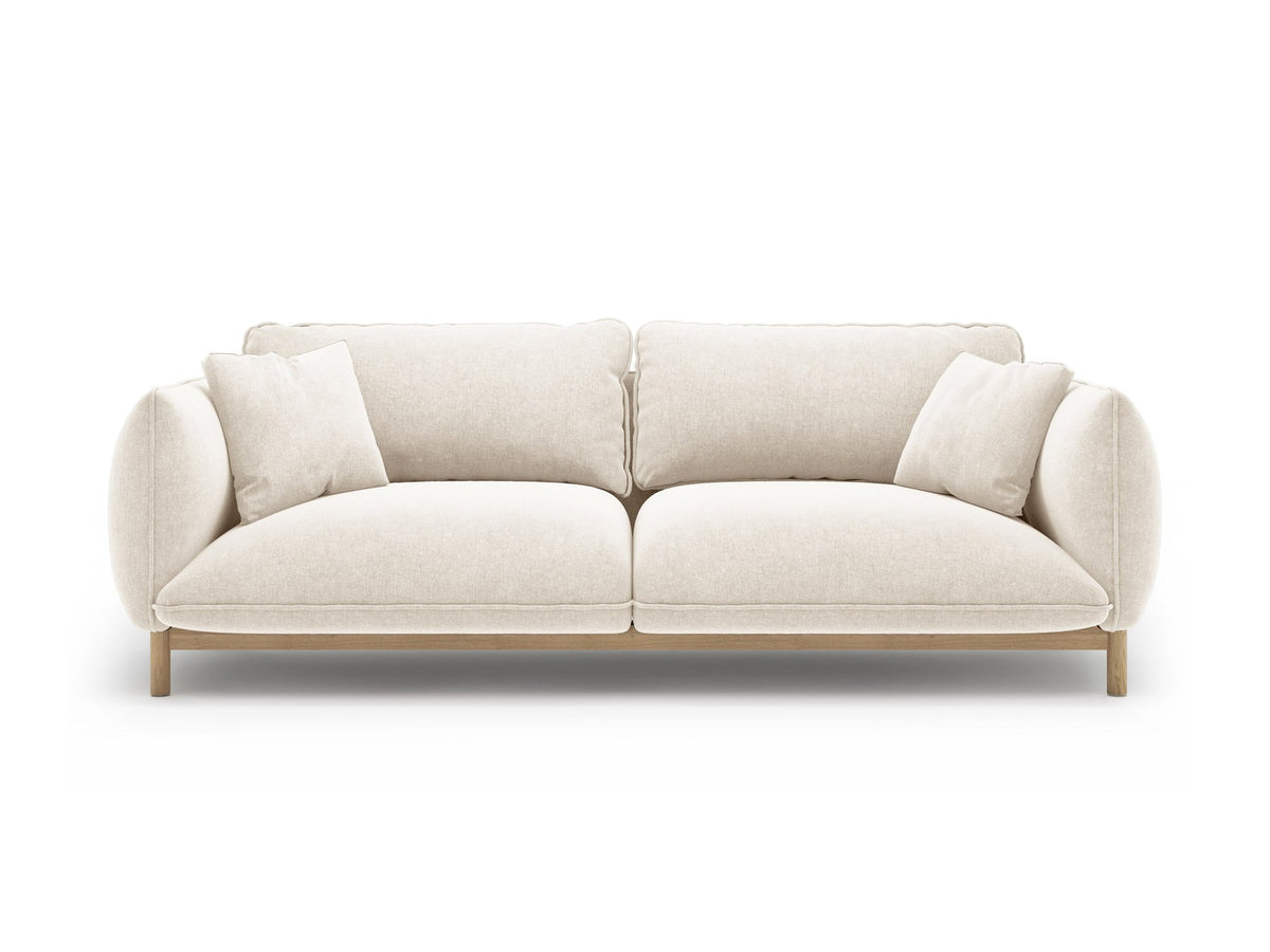 Dreisitzer-Sofa Ada von Micadoni mit geschwungener Form, Casino-Velours-Bezug in Mandel Beige und Buchenholzbeinen.